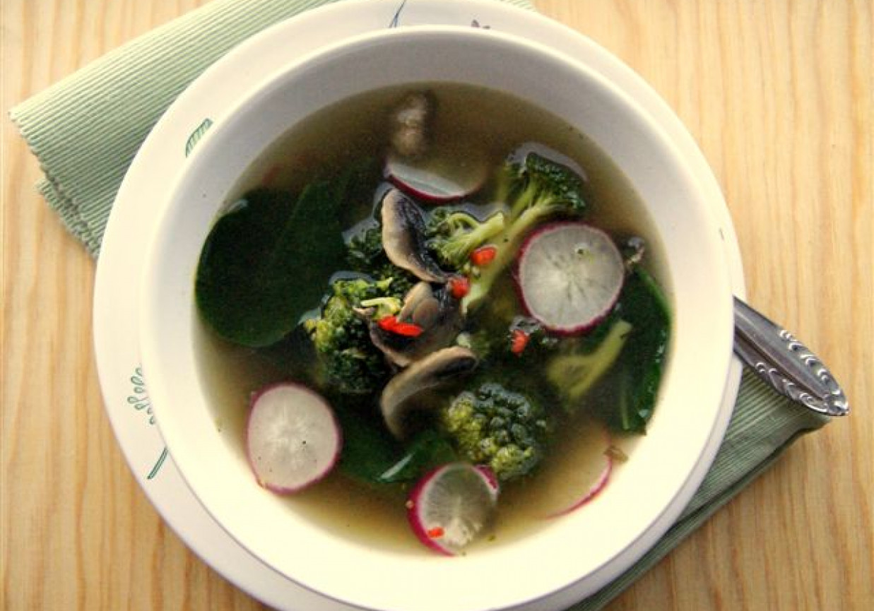 Wiosenna zupa z brokuła i szpinaku foto