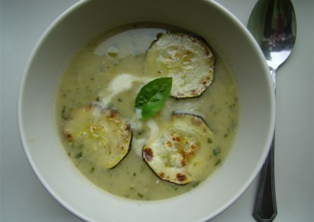 Fotografia przedstawiająca Wiosenna zupa z cukini czyli zielono mi