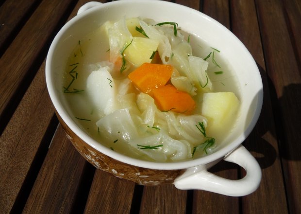 Fotografia przedstawiająca Wiosenna zupa z kalafiora i kapusty