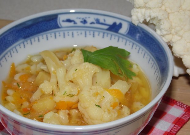 Fotografia przedstawiająca wiosenna zupa z kalafiorem