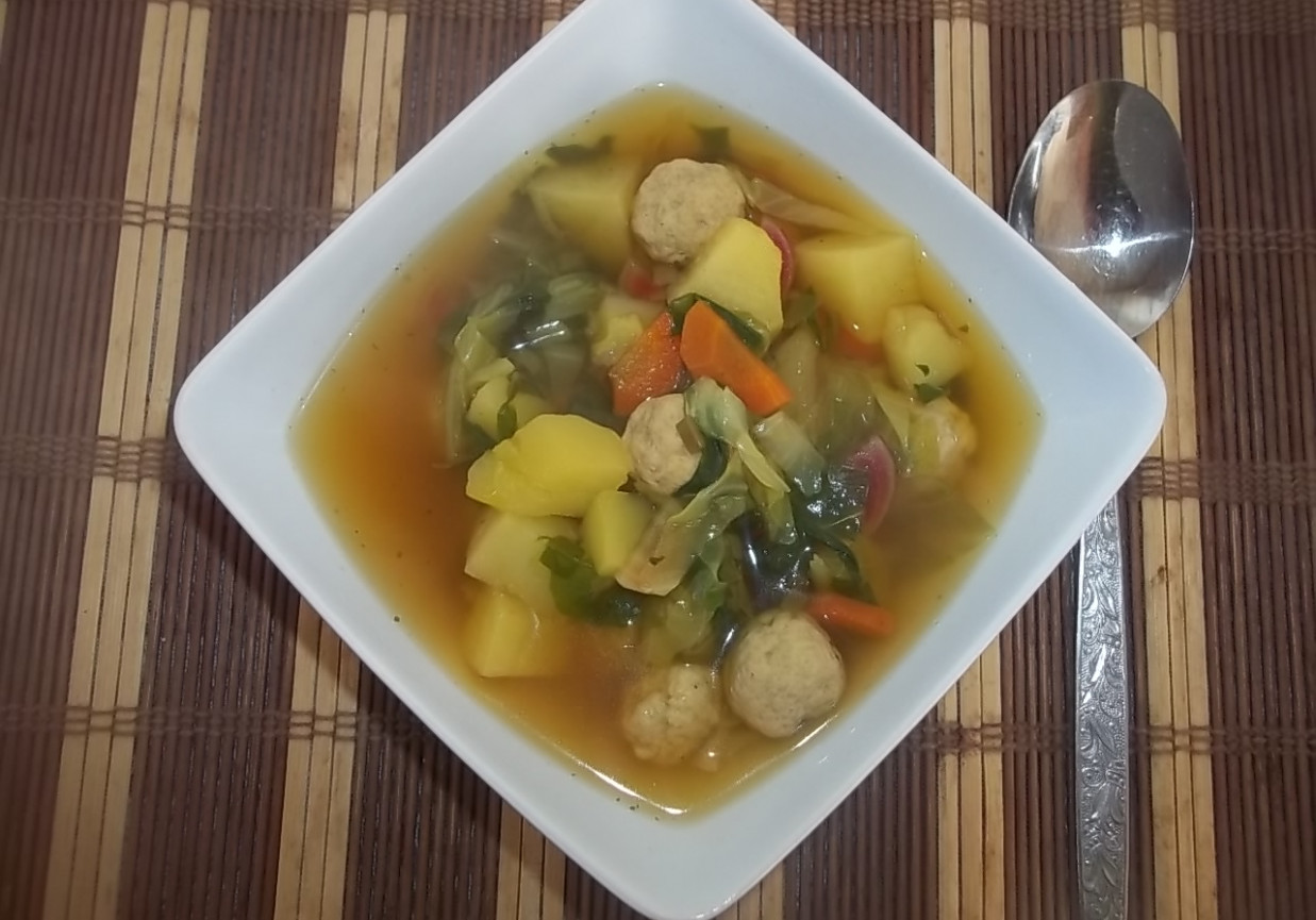 Wiosenna zupa z mięsnymi kuleczkami foto