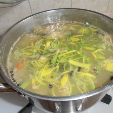 Krok 3 - Wiosenna zupa z prażonymi pokrzywami foto