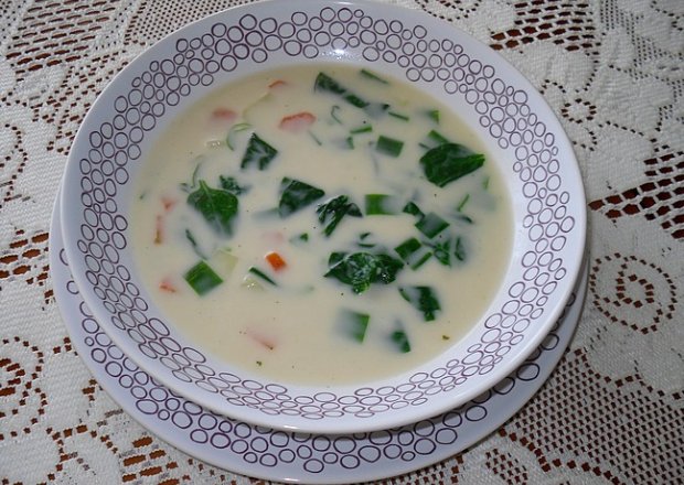 Fotografia przedstawiająca Wiosenna zupa ze szpinakiem
