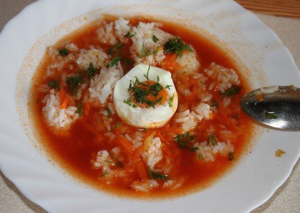 Fotografia przedstawiająca Wiosenna zupka pomidorowa z jajkiem