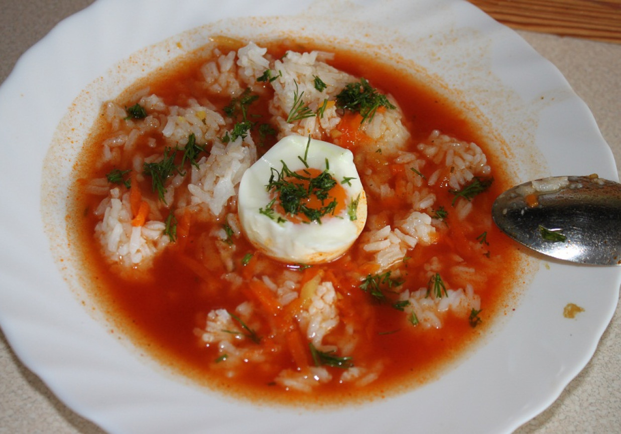 Wiosenna zupka pomidorowa z jajkiem foto