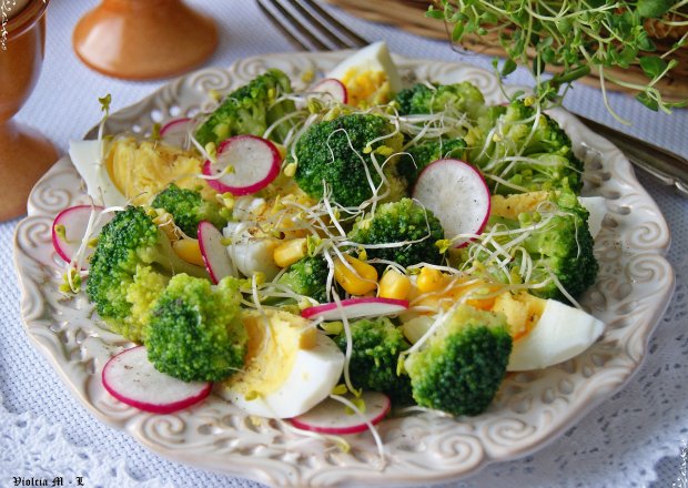 Fotografia przedstawiająca Wiosenna,brokułowa sałatka z jajkami.