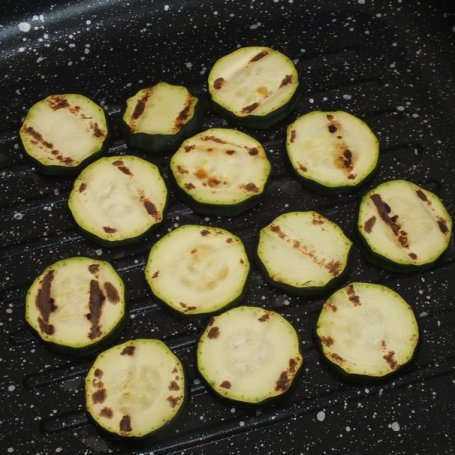 Krok 1 - Wiosenne caprese z grillowaną cukinią w towarzystwie lekkiej sałatki foto