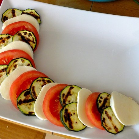 Krok 2 - Wiosenne caprese z grillowaną cukinią w towarzystwie lekkiej sałatki foto