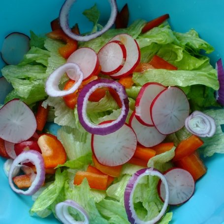 Krok 3 - Wiosenne caprese z grillowaną cukinią w towarzystwie lekkiej sałatki foto