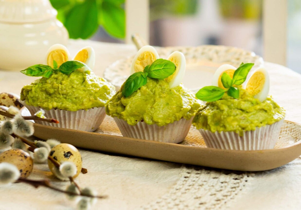 Wiosenne muffinki ze szpinakiem i kremem z awokado foto