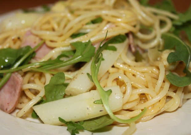 Fotografia przedstawiająca Wiosenne spaghetti z białymi szparagami