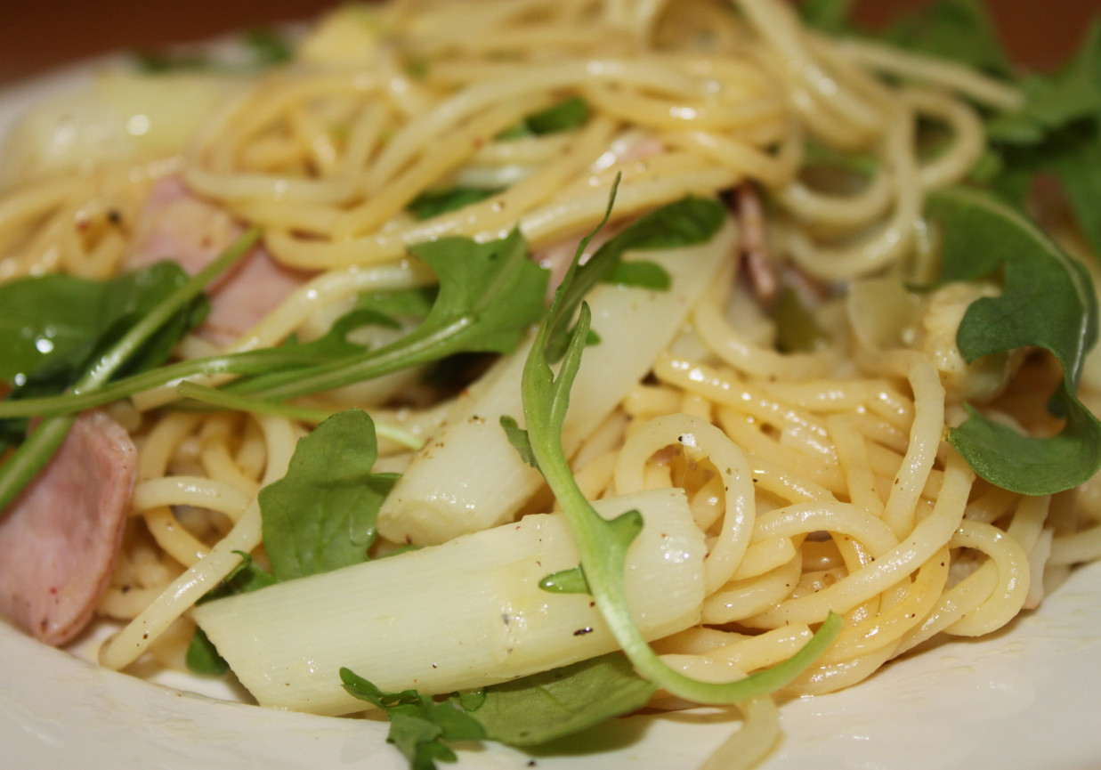 Wiosenne spaghetti z białymi szparagami foto