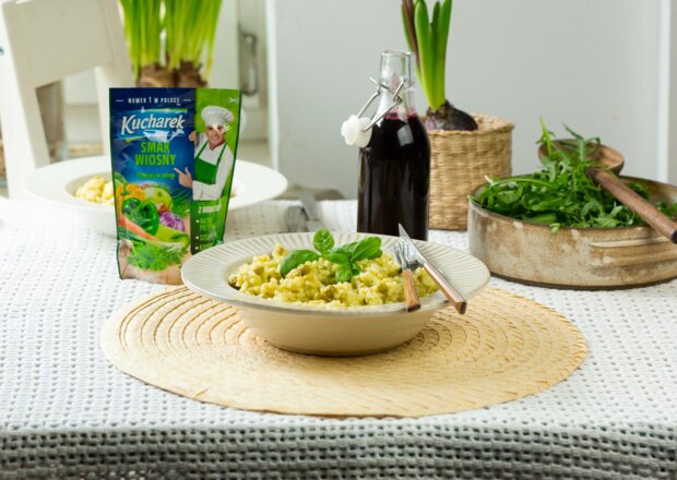 Fotografia przedstawiająca Wiosenne zielone risotto ze szparagami