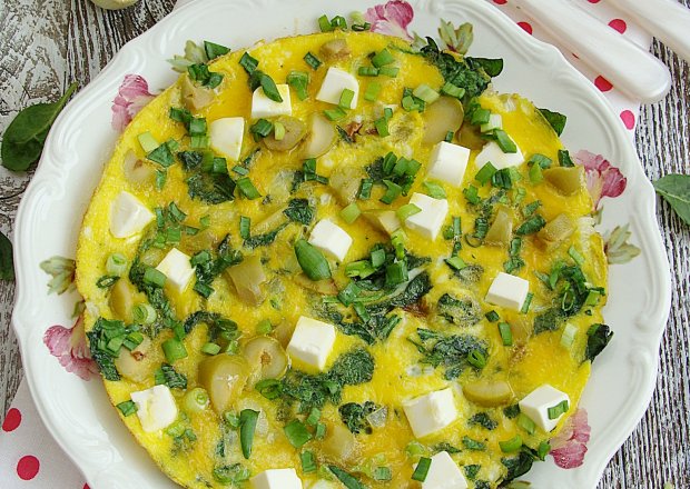 Fotografia przedstawiająca Wiosenny omlet z fetą i szpinakiem