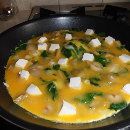 Krok 3 - Wiosenny omlet z fetą i szpinakiem foto