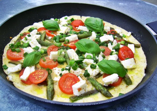 Fotografia przedstawiająca Wiosenny omlet ze szparagami