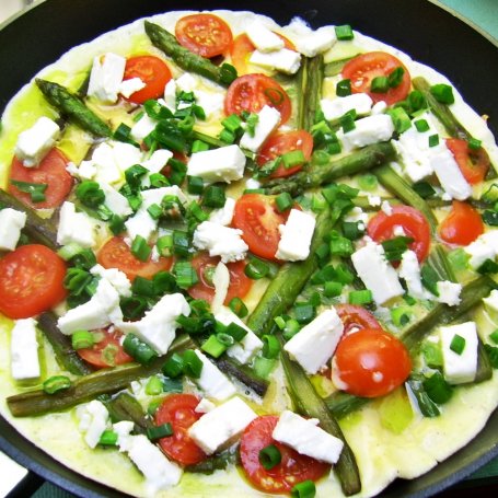 Krok 4 - Wiosenny omlet ze szparagami foto