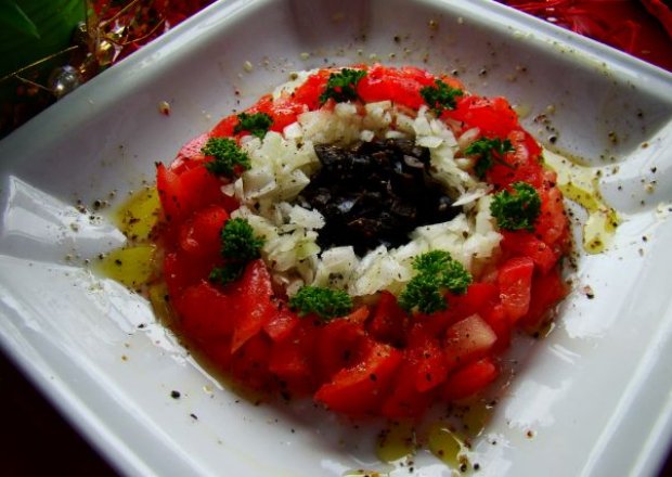 Fotografia przedstawiająca Wiosenny tatar z pomidorów