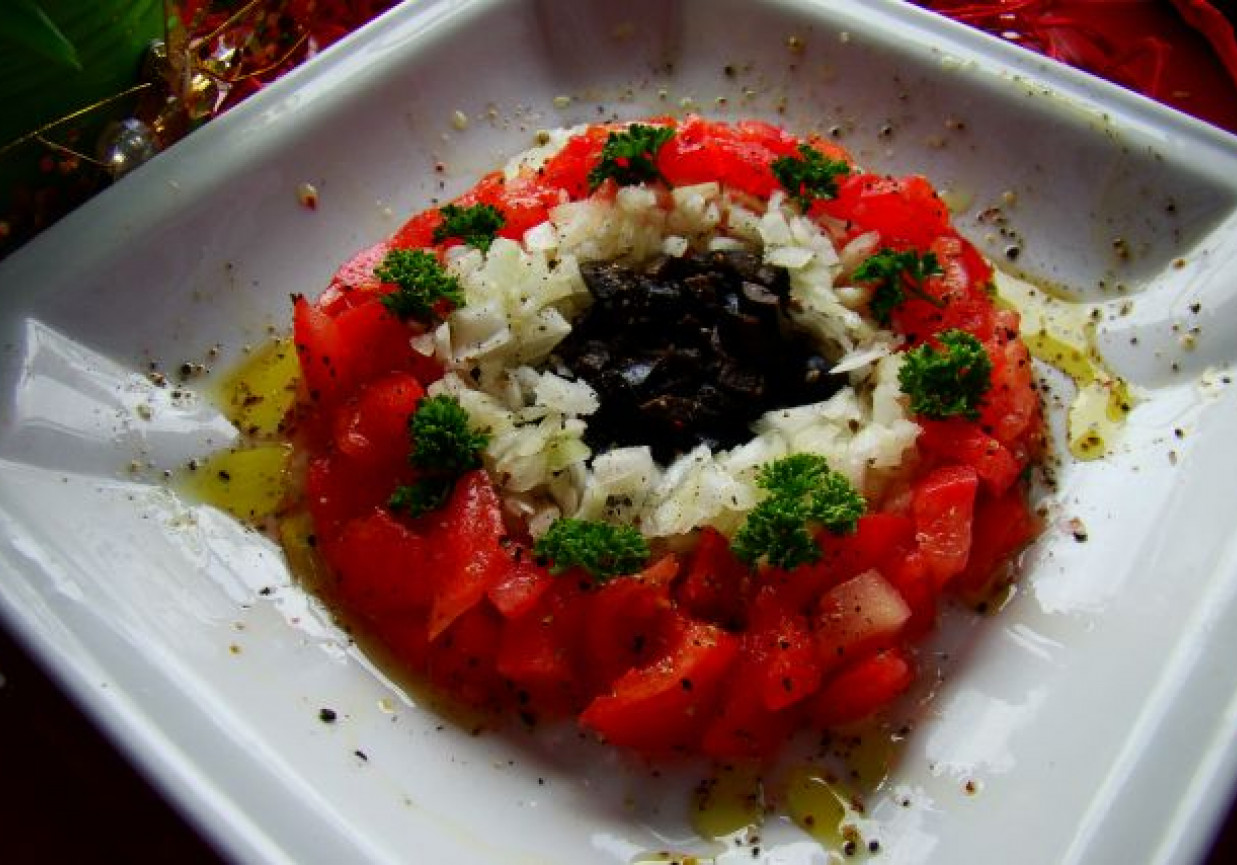 Wiosenny tatar z pomidorów foto