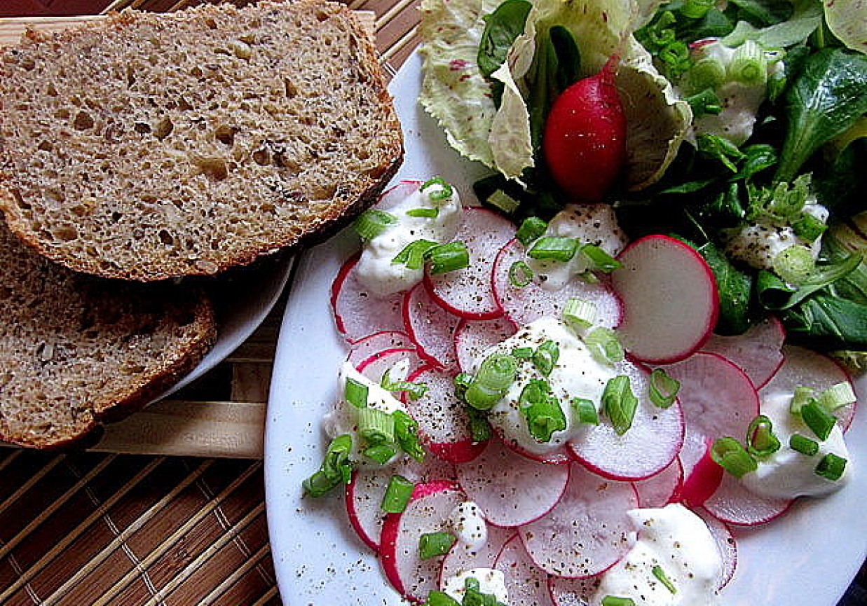 Wiosna  na talerzu i pierwsze nowalijki foto