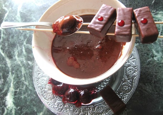 Fotografia przedstawiająca Wiśnie kandyzowane w czekoladowym fondue