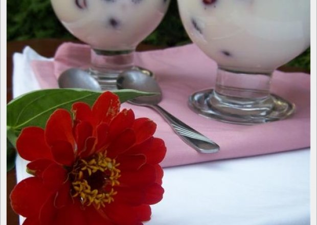 Fotografia przedstawiająca Wiśnie w jogurtowej galaretce
