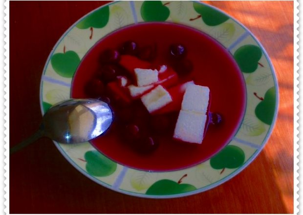 Fotografia przedstawiająca Wiśniowa zupa z kaszą manną na gęsto