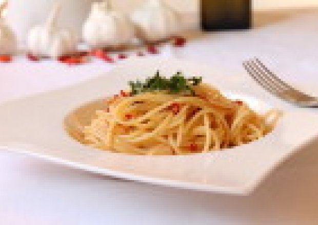 Włoska klasyka smaku - spaghetti aglio,olio e peperoncino foto