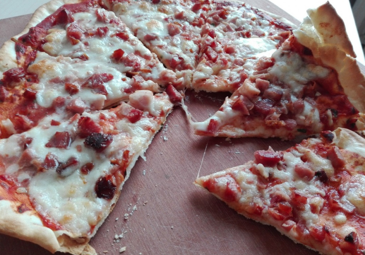 Włoska pizza z szynką i mozzarellą foto