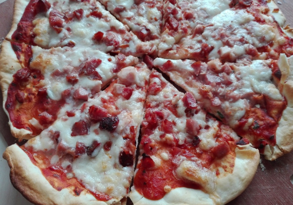 Włoska pizza z szynką i mozzarellą foto