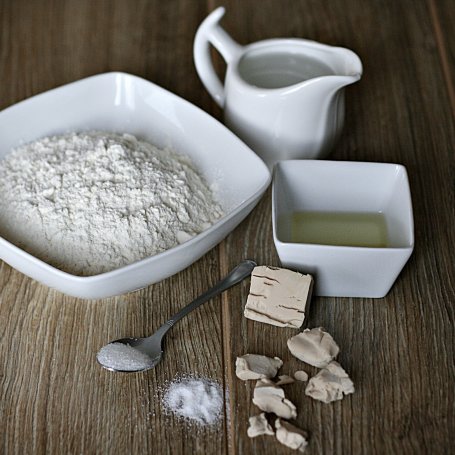 Krok 1 - Włoska pizza z tuńczykiem i rukolą foto