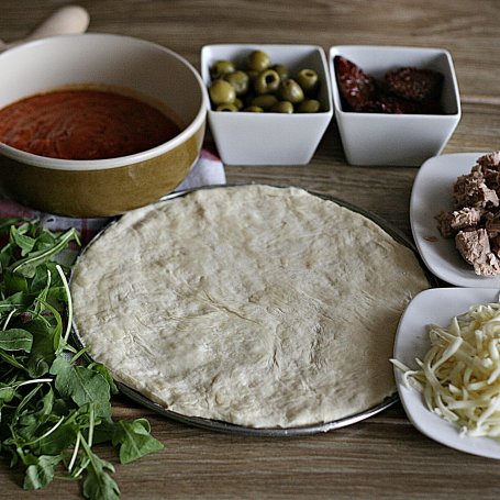 Krok 2 - Włoska pizza z tuńczykiem i rukolą foto