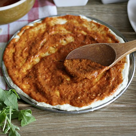 Krok 4 - Włoska pizza z tuńczykiem i rukolą foto