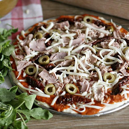 Krok 5 - Włoska pizza z tuńczykiem i rukolą foto