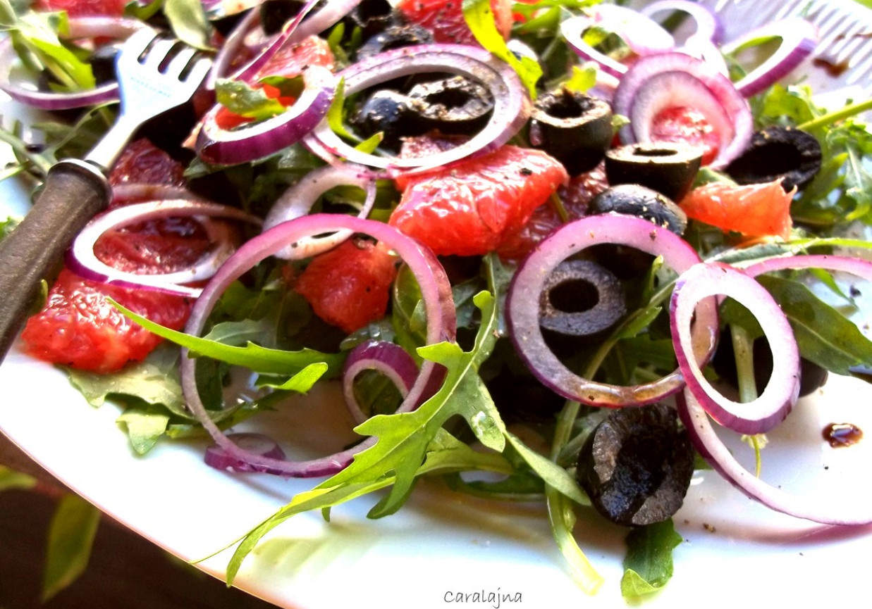włoska sałatka z czerwonym grejpfrutem, cebulą, czarnymi oliwkami i rukolą foto