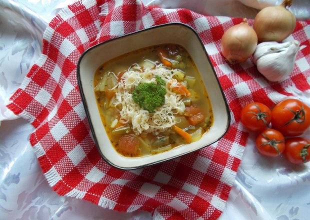 Fotografia przedstawiająca Włoska zupa minestrone