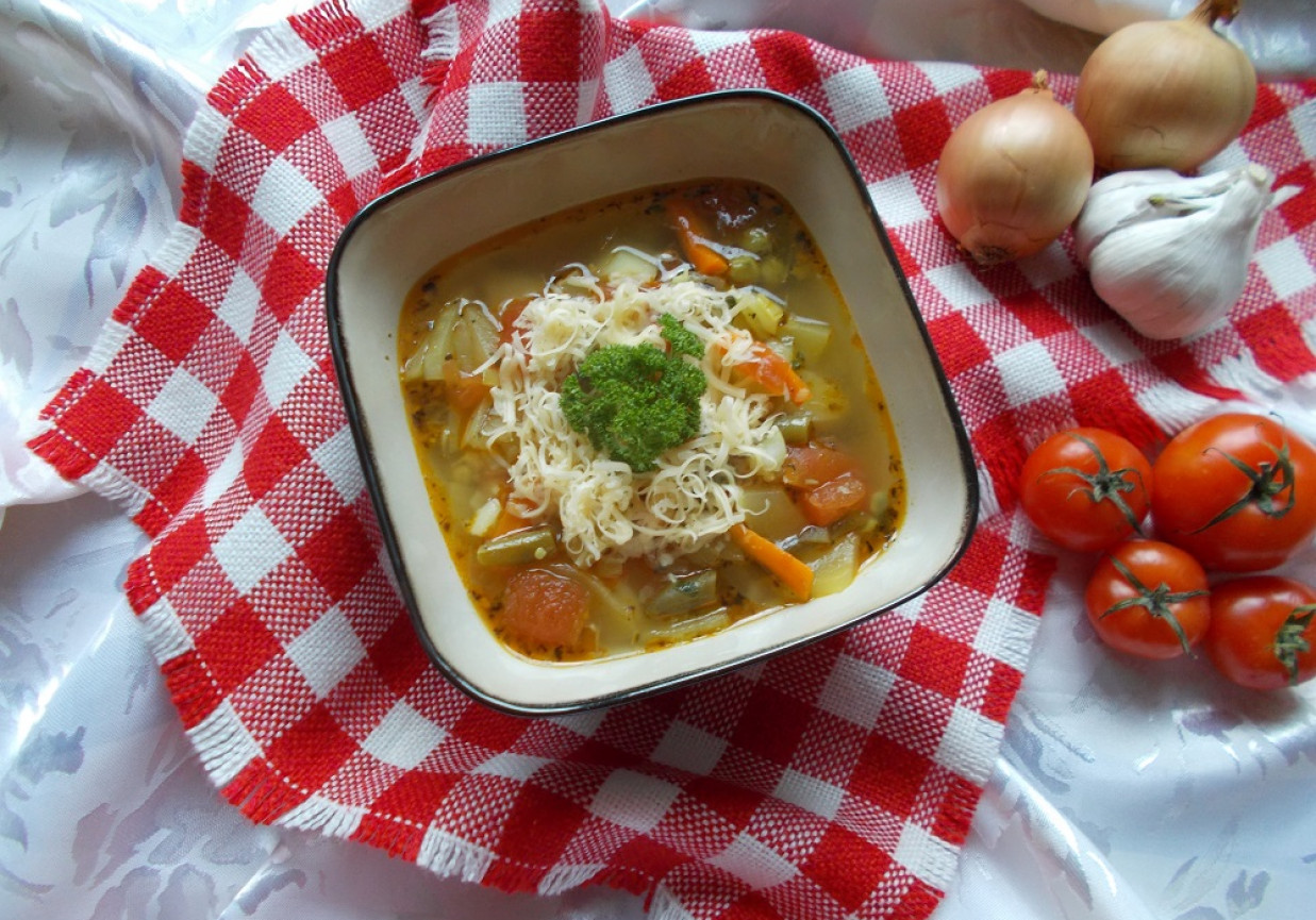 Włoska zupa minestrone foto