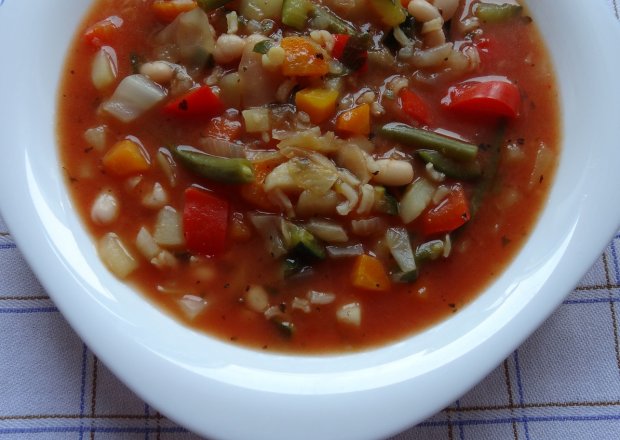 Fotografia przedstawiająca Włoska Zupa minestrone