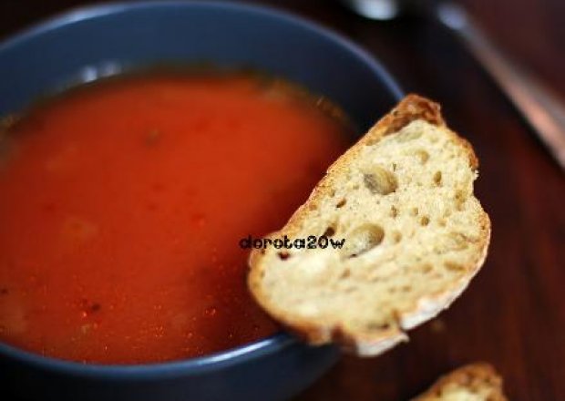 Fotografia przedstawiająca Włoska zupa pomidorowa z ciabattą