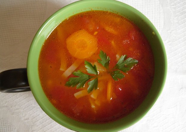 Fotografia przedstawiająca Włoska zupa pomidorowa z makaronem