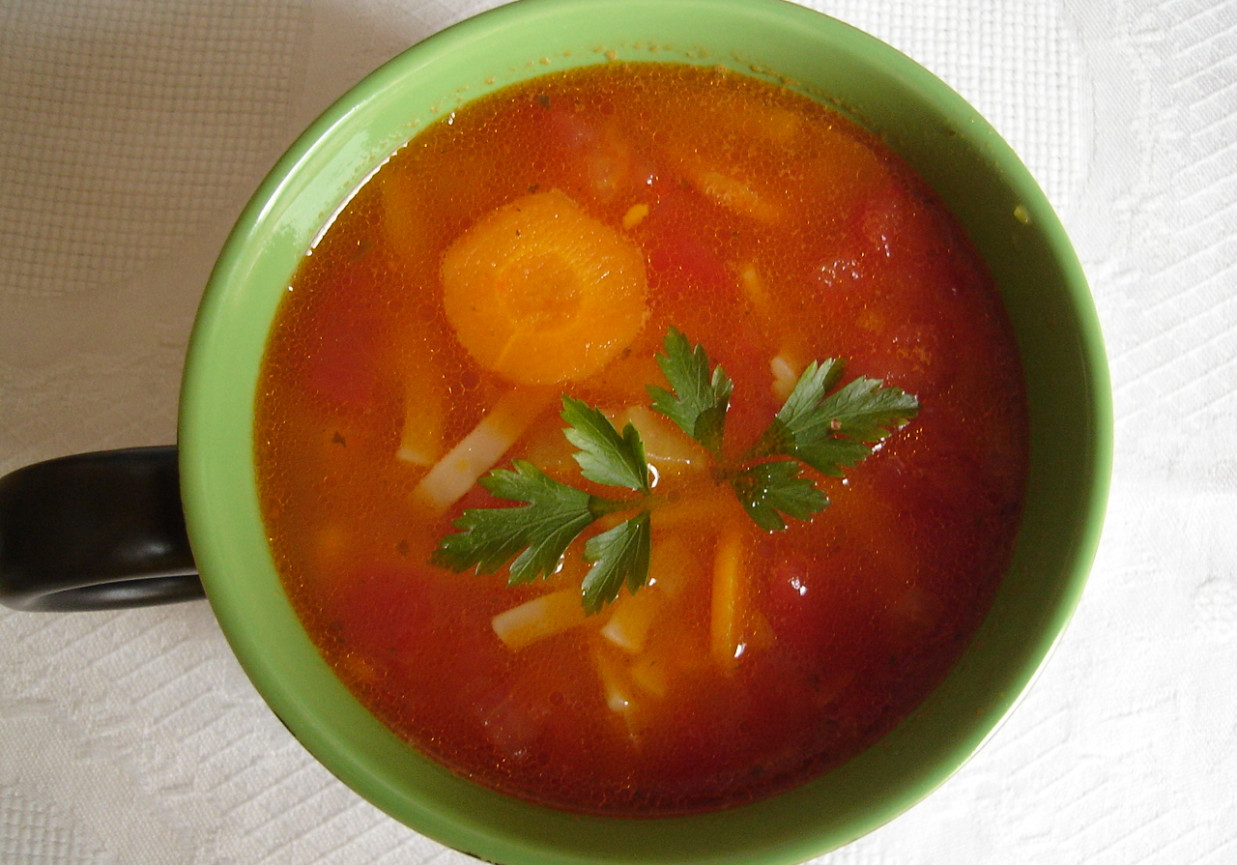 Włoska zupa pomidorowa z makaronem foto