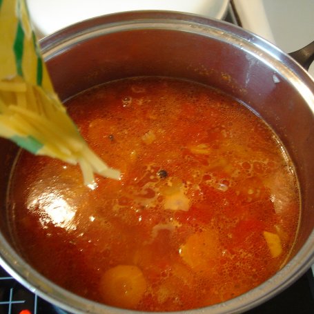 Krok 7 - Włoska zupa pomidorowa z makaronem foto