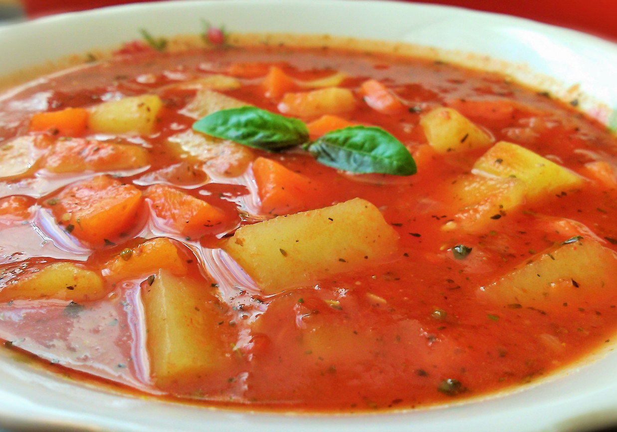 Włoska zupa pomidorowa foto
