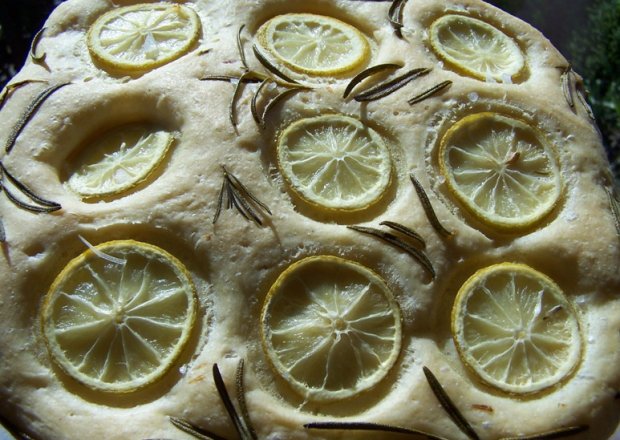 Fotografia przedstawiająca włoski chleb (focaccia) z cytryną i rozmarynem