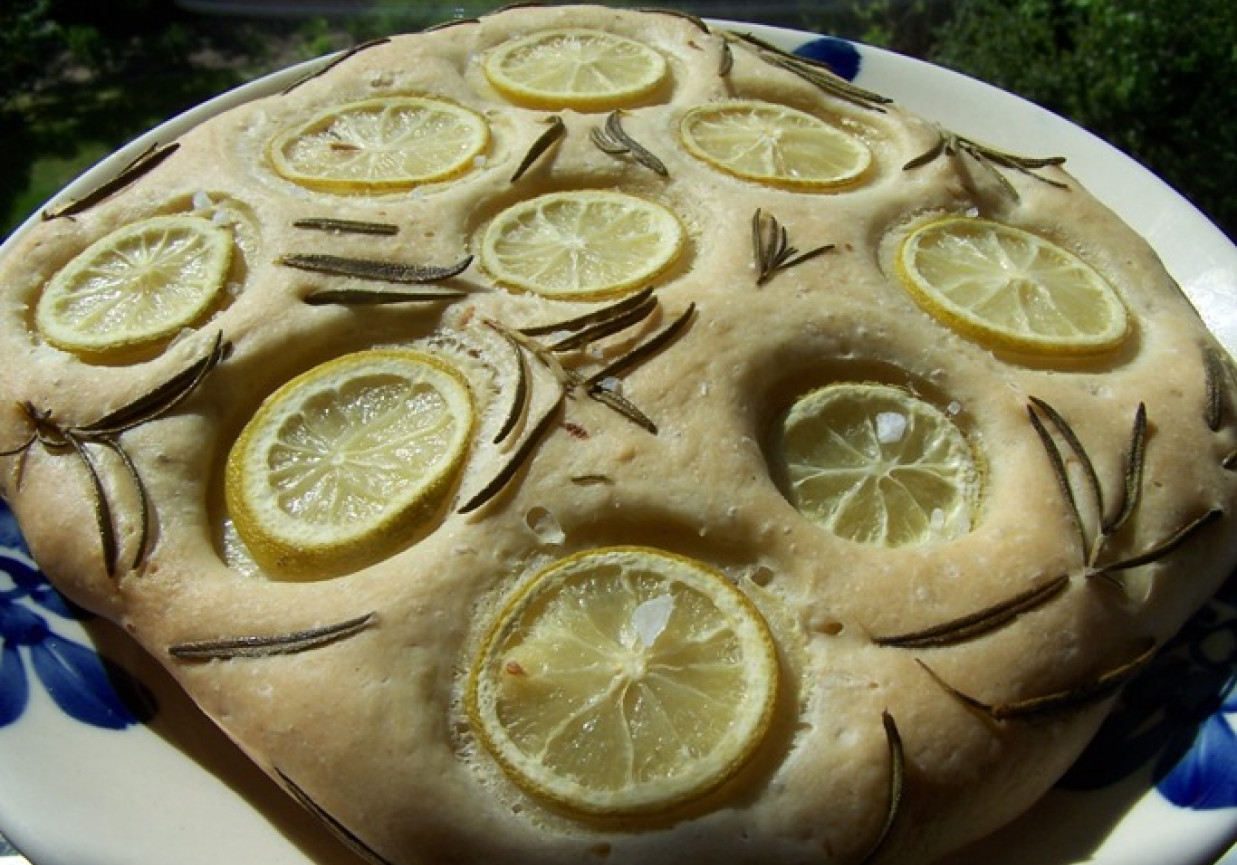 włoski chleb (focaccia) z cytryną i rozmarynem foto