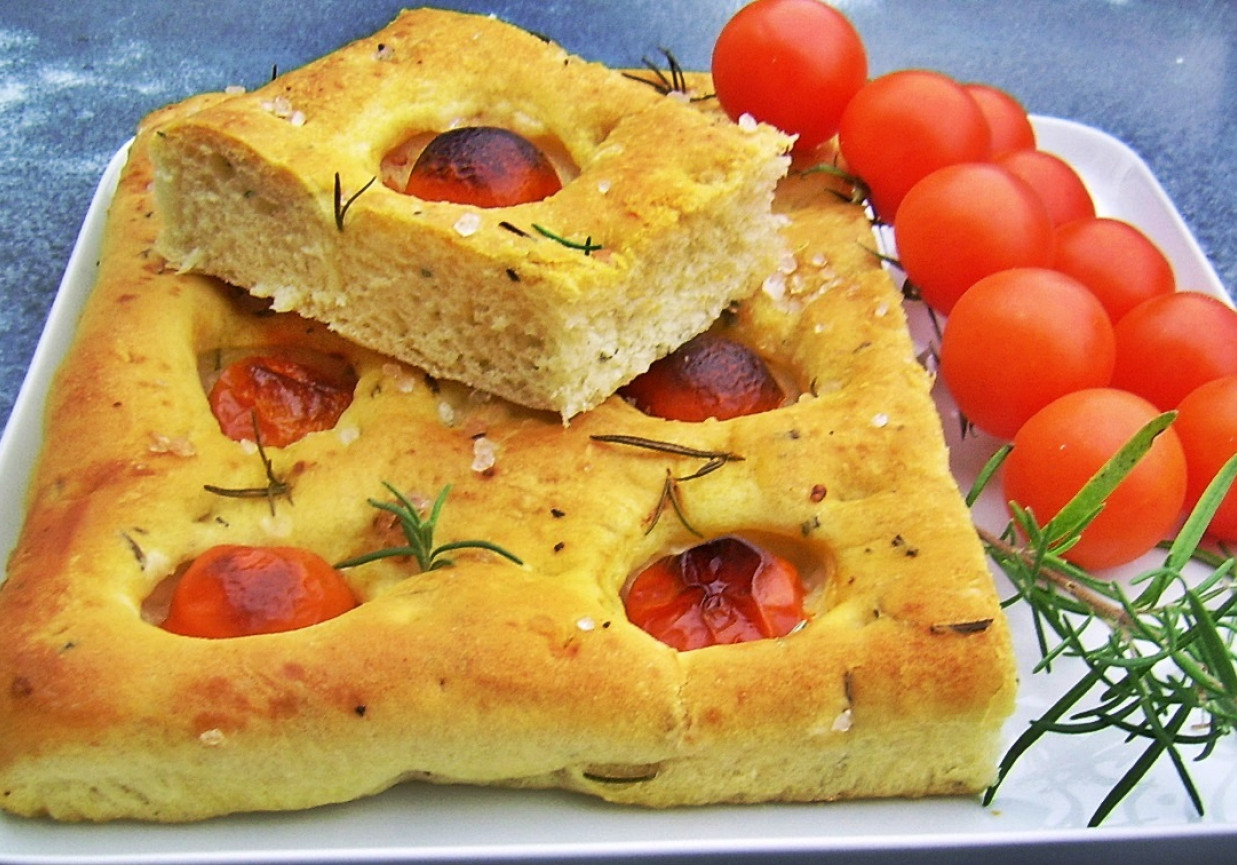 Włoski chlebek z rozmarynem i pomidorkami koktajlowymi foto