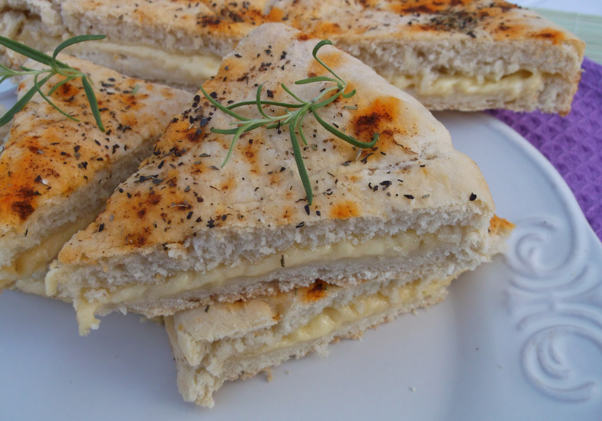 Włoski chlebek z ziołami i serem żółtym. foto