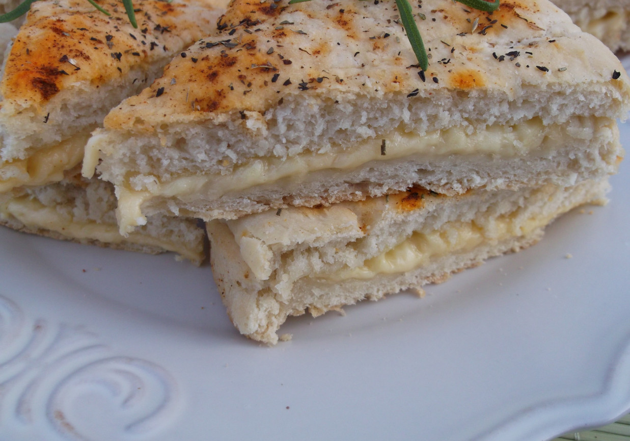 Włoski chlebek z ziołami i serem żółtym. foto