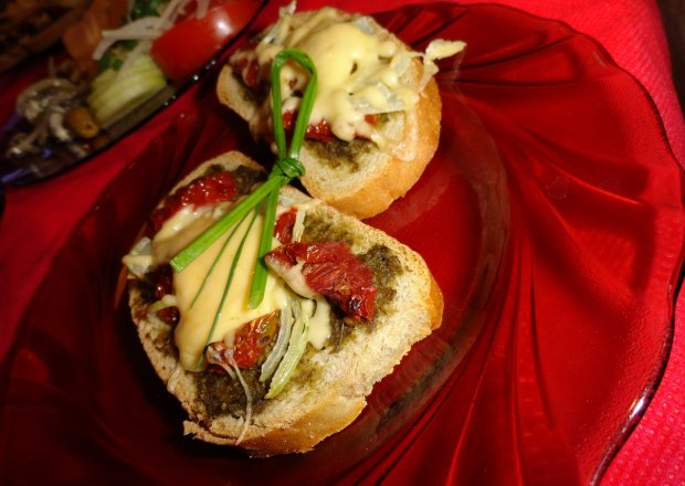 Fotografia przedstawiająca Włoskie kanapeczki z pesto własnoręcznie robionym i suszonymi pomidorkami