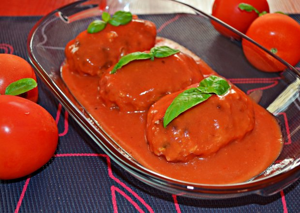 Fotografia przedstawiająca Włoskie kotlety w sosie pomidorowym
